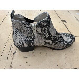 So womens boots size 8 alligator color zipper closure